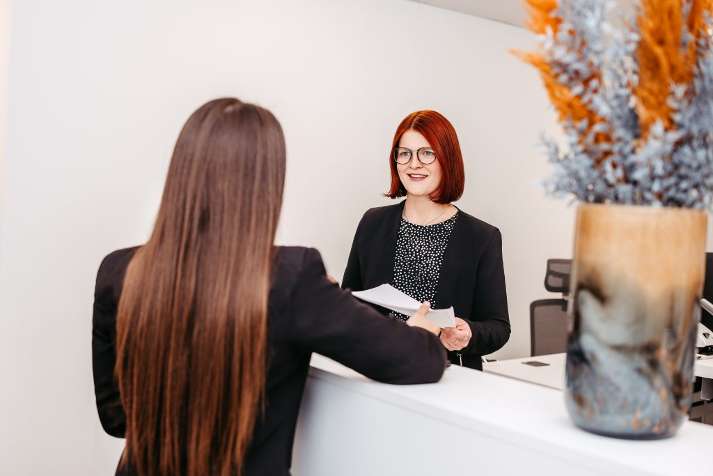Katja Müller im Beratungsgespräch im Fachsekretariat für Kanzleien